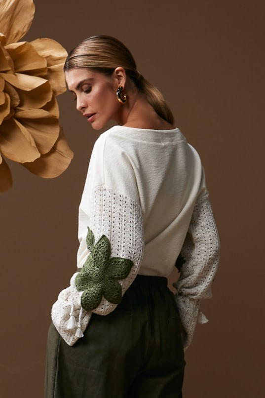 blusa-de-moletom-com-manga-bordada-de-croche