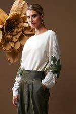 blusa-de-moletom-com-manga-bordada-de-croche