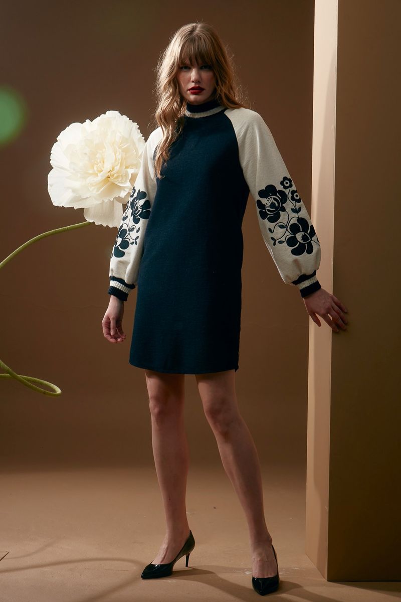 vestido-curto-bordado-bicolor-de-moletom-vitalidade