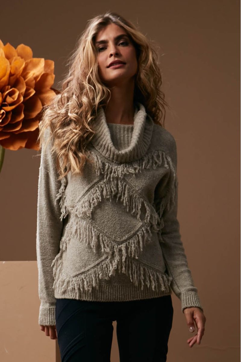 blusa-de-trico-oversized-gola-boba-com-franja