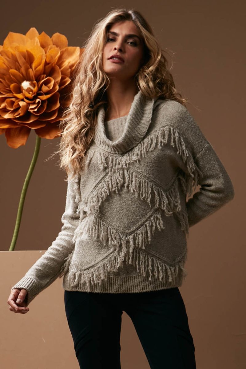 blusa-de-trico-oversized-gola-boba-com-franja