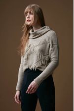 blusa-de-trico-oversized-gola-boba-com-franja