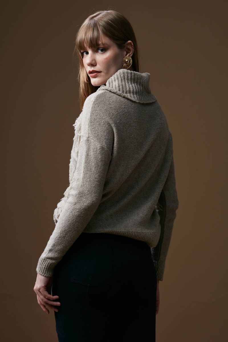 blusa-de-trico-oversized-gola-boba-com-franja