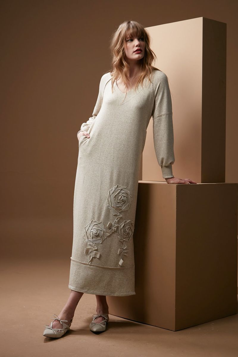 vestido-de-moletom-com-bordado-alinhavado