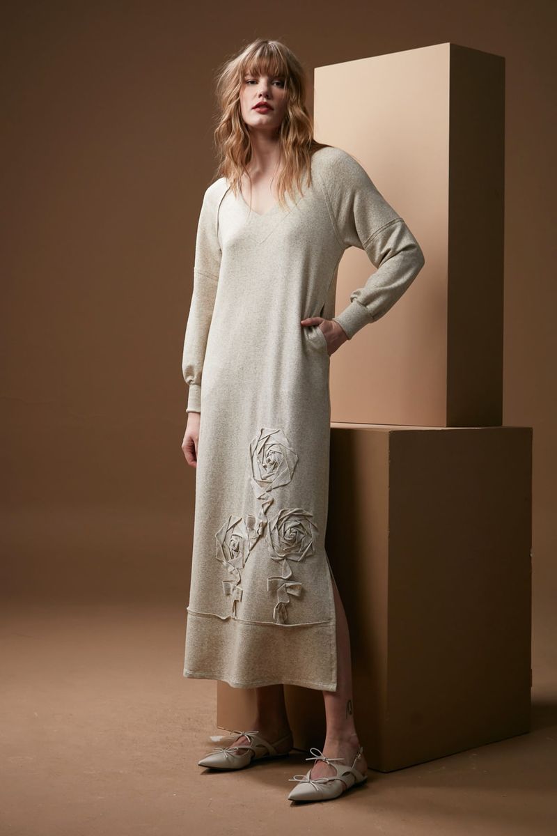 vestido-de-moletom-com-bordado-alinhavado