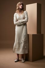 vestido-de-moletom-com-bordado-alinhavado