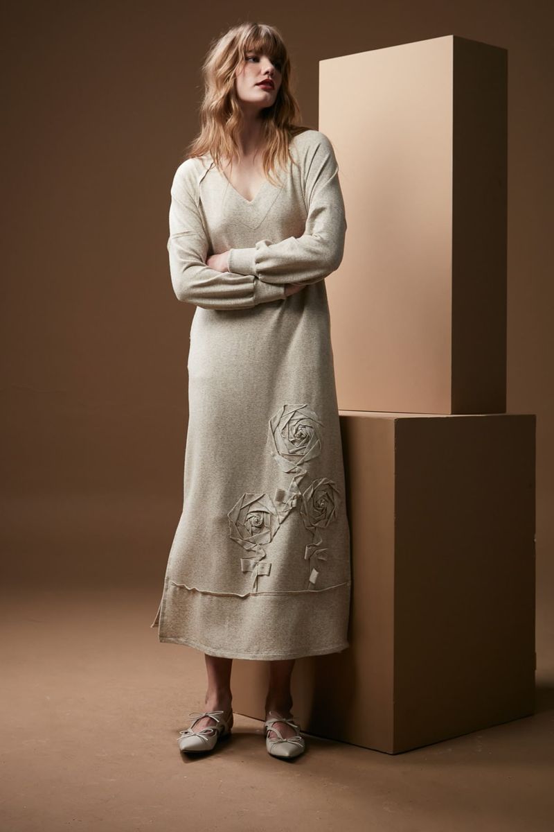 vestido-de-moletom-com-bordado-alinhavado