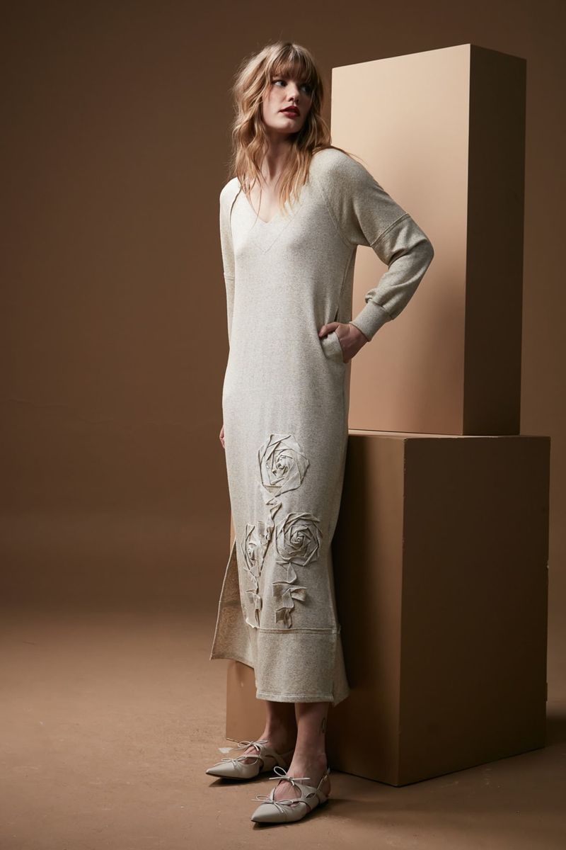 vestido-de-moletom-com-bordado-alinhavado