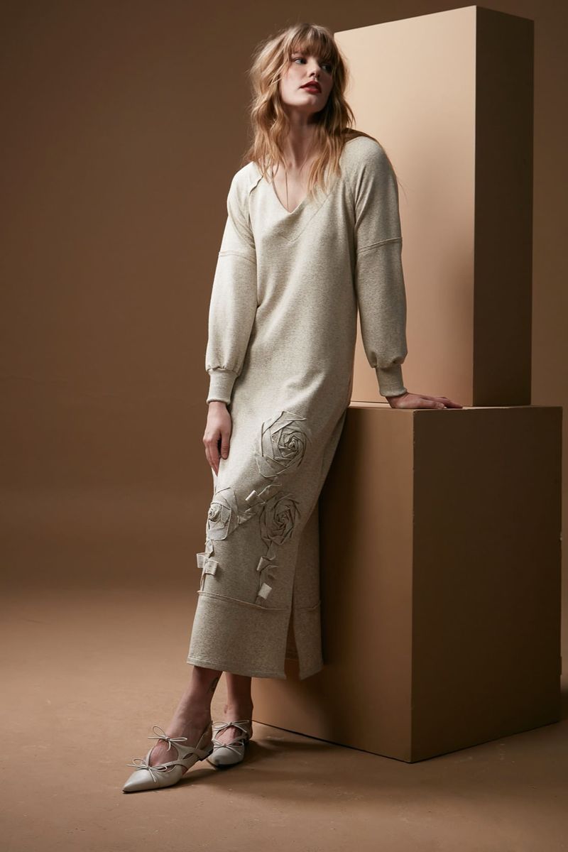 vestido-de-moletom-com-bordado-alinhavado
