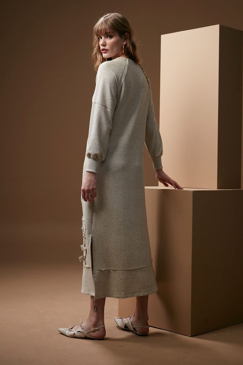 vestido-de-moletom-com-bordado-alinhavado