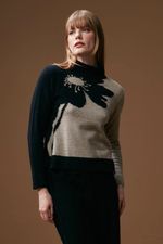 blusa-de-trico-bicolor-com-flor