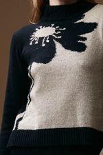 blusa-de-trico-bicolor-com-flor