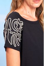 tshirt-de-malha-bordada-nas-mangas