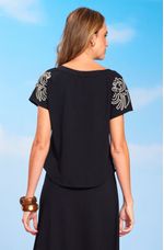 tshirt-de-malha-bordada-nas-mangas