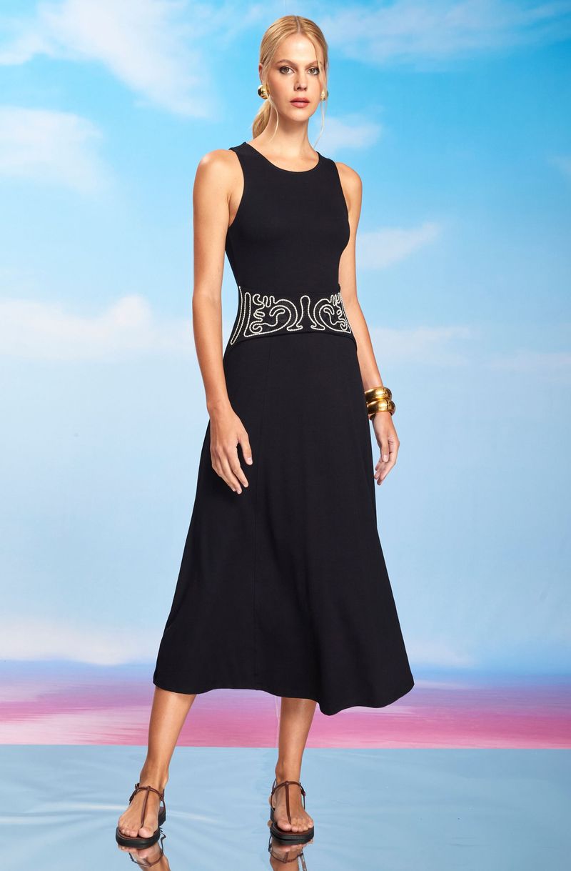vestido-midi-de-malha-alcas-grossas-gola-careca-e-bordado-na-cintura