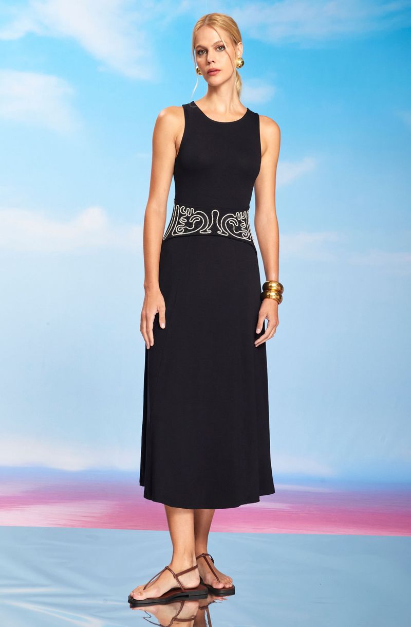 vestido-midi-de-malha-alcas-grossas-gola-careca-e-bordado-na-cintura