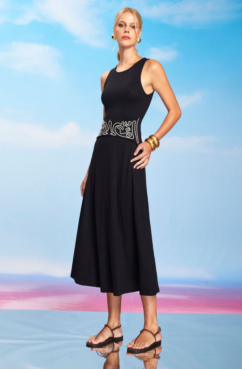 vestido-midi-de-malha-alcas-grossas-gola-careca-e-bordado-na-cintura