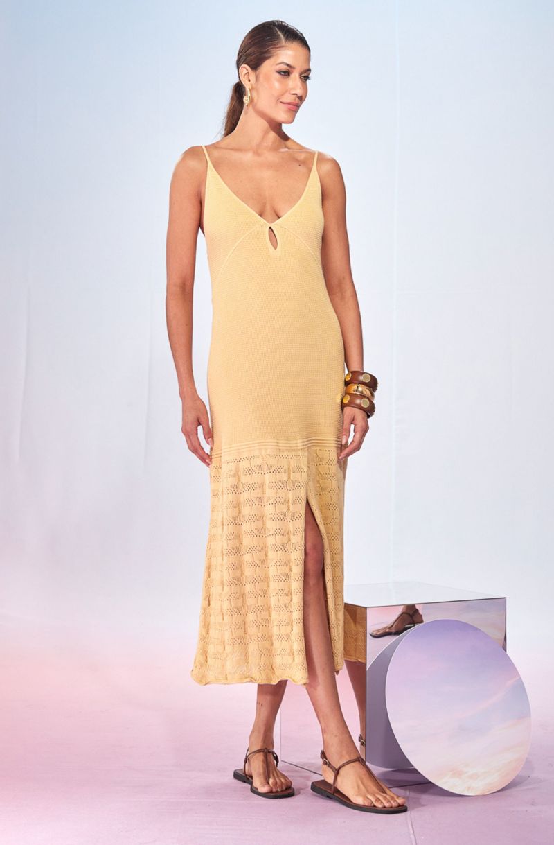 Vestido-de-Trico-Reto-com-Fenda-Frontal-Mix-de-Trama-Helo---