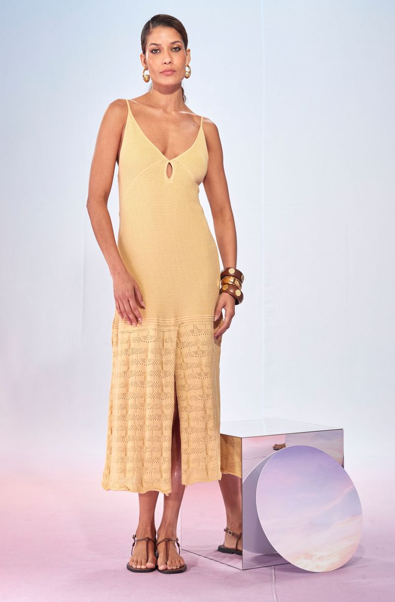 Vestido-de-Trico-Reto-com-Fenda-Frontal-Mix-de-Trama-Helo---