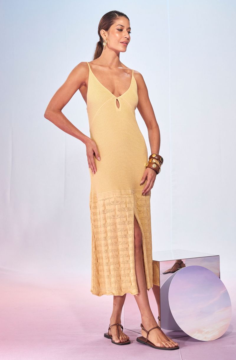 Vestido-de-Trico-Reto-com-Fenda-Frontal-Mix-de-Trama-Helo---