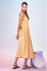 Vestido-de-Trico-Reto-com-Fenda-Frontal-Mix-de-Trama-Helo---