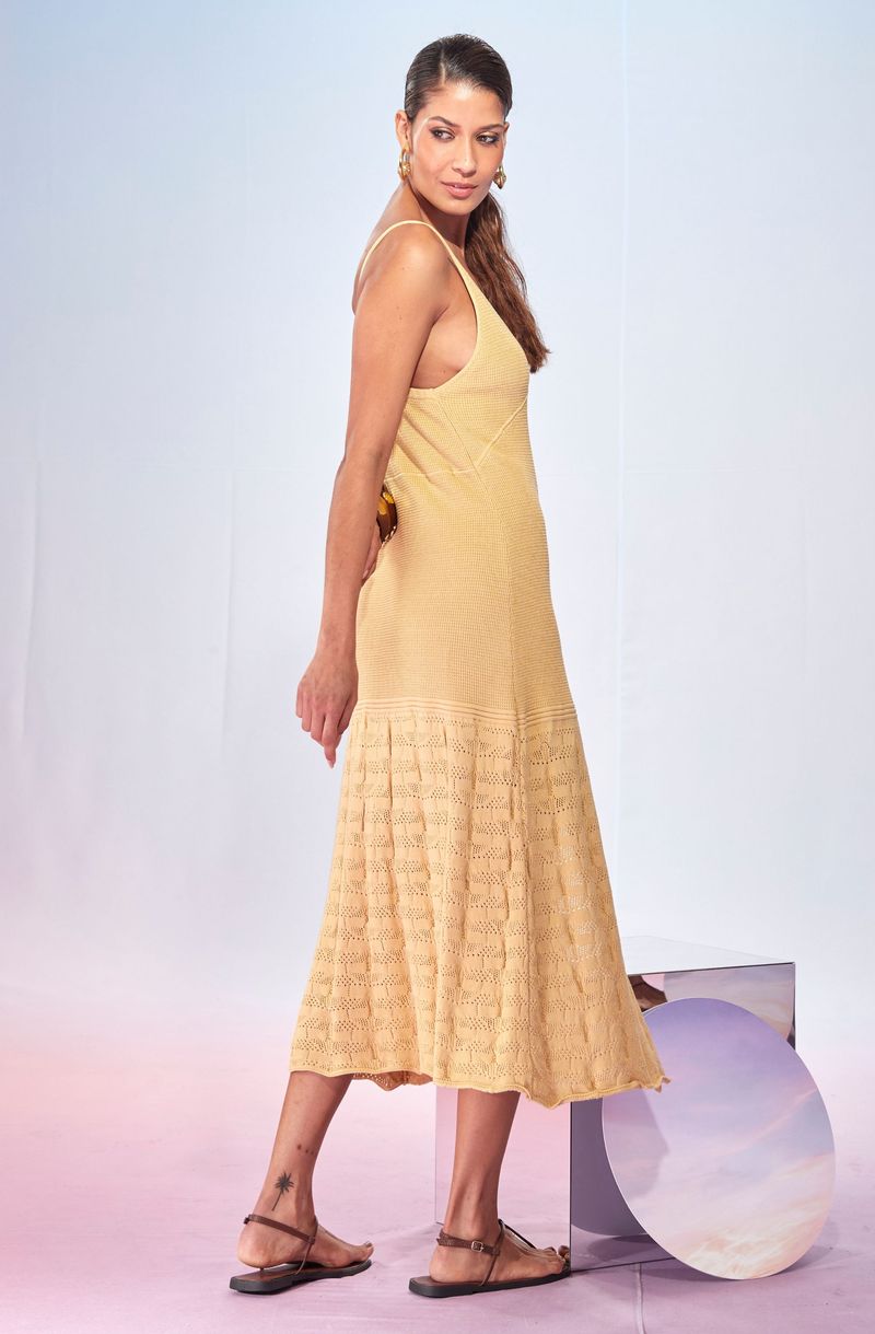 Vestido-de-Trico-Reto-com-Fenda-Frontal-Mix-de-Trama-Helo---