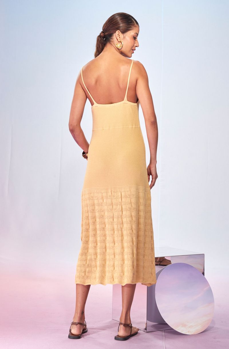 Vestido-de-Trico-Reto-com-Fenda-Frontal-Mix-de-Trama-Helo---